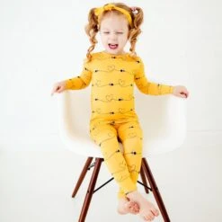 Bumble And Kind Two Piece Pajamas Set 11 Bumble And Kind Two Piece Pajamas Set -DREAMIERE Store bumbleandkindLStwopieceandruffleblanket 8
