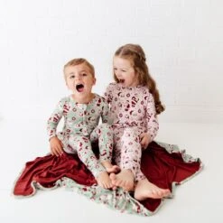 We Believe Two Piece Pajamas Set - Frosty Pink 10 We Believe Two Piece Pajamas Set - Frosty Pink -DREAMIERE Store greenandpinksantassiblings 3 4ad70bb9 feef 4c6e 9c60 1d8e46100772