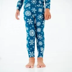 Snowflake Like Home Two Piece Pajamas Set 11 Snowflake Like Home Two Piece Pajamas Set -DREAMIERE Store snowflakestwopiecejamms 6